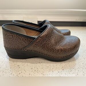 Dansko XP 2.0 Textured Brown Leather Floral Clogs Size 39